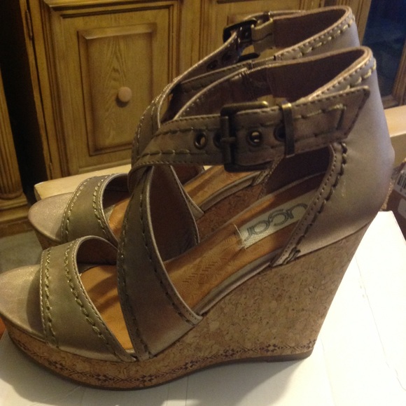 Criss-crossed, open toe wedge. - Picture 1 of 4